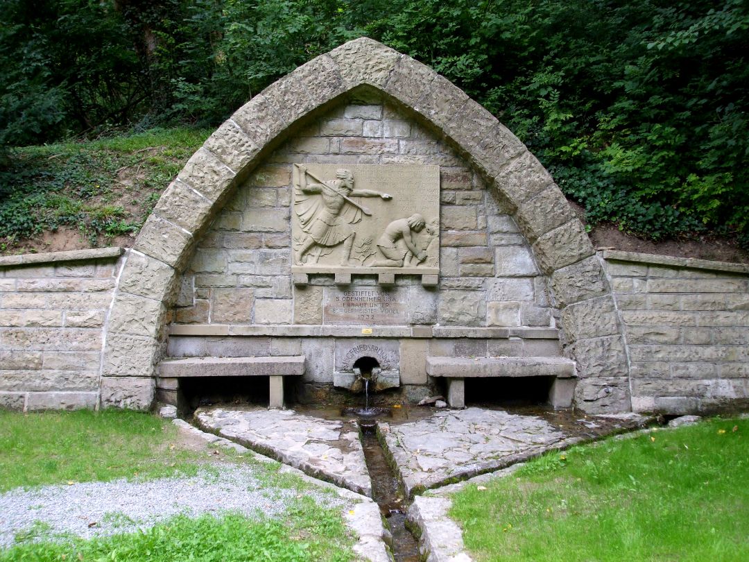 齐格弗里德遇刺之泉，奥登海姆 https://en.wikipedia.org/wiki/Sigurd CC BY-SA 3.0